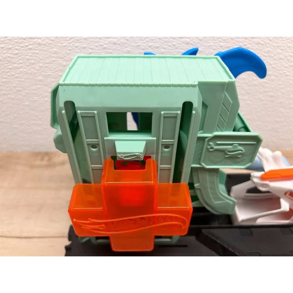 2019 Mattel Hot Wheels Bat Blitz Hospital Atack W/ Helicopter Play Set Only